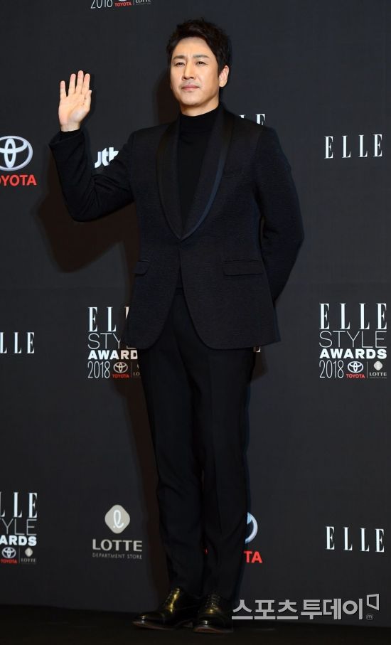 The Elle Style Awards 2018 photo call event was held at the Grand Intercontinental Seoul Parnas in Samsung-dong, Seoul, Gangnam-gu on the afternoon of the 12th.Actor Lee Sun Gyun poses for the event on the day. November 12, 2018.