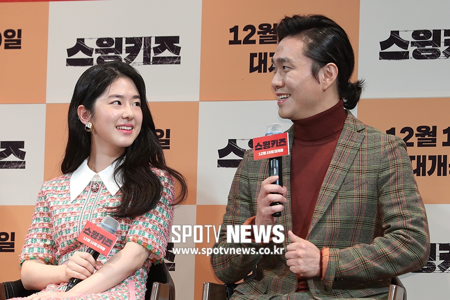The movie Swing Kids production meeting was held at SMTOWN COEX Artium in Samseong-dong, Gangnam-gu, Seoul on the morning of the 12th. Actor Park Hye-soo (left) looks at Oh Jung-se.