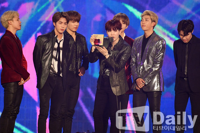 Group BTS will be awarded the United States of America Music and Film and TV awards ceremony, The Peoples The Choice Awards (E!four-princesses at Peoples Choice Awards)It once again confirmed its global popularity.BTS said Wednesday that the United States of America was in Santa Monica, California, where the 2018 E!He won the Group of the Year, Song of the Year, Music Video of the Year, and Social Celebration of the Year at Peoples Choice Awards.The awards ceremony organizers announced the awards news on the show and through the official social networking service account; BTS said in a video, Thank you Amy.I am also grateful to Big Hit Entertainment and People The Choice Awards. BTS has won awards in all categories that have been nominated, four-princessand the others.In addition to the Group of the Year and Social Celebrity of the Year awards, he also won the Song of the Year and Music Video of the Year awards for the title song Idol (IDOL) by the repackaged album Love Yourself Novel Answer (LOVE YOURSELF Answer).BTS started with the iHeartRadio Music Awards in March, followed by the 2018 Billboards Music Awards in May, the 2018 Radio Disney Music Awards in June, and the 2018 Teen Choice Awards in August. It is sweeping all of its well-known awards including the 2018 American Music Awards in October and the 2018 MTV European Music Awards in November.On the other hand, BTS will hold a Love Your Self Japan Dome tour at Kyocera Dome Osaka, Nagoya Dome, Fukuoka Yahooku! Dome starting from Japan Tokyo Dome on the 13th.
