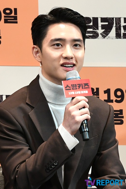 D.O. of the group EXO attends a report on the production of the movie Swing Kids (director Kang Hyung-chul) at COEX Artium in Samsung-dong, Gangnam-gu, Seoul on the morning of the 12th.Swing Kids starring D.O., Park Hye-soo, Jared Grimes, Oh Jung-se and Kim Min-ho of the group EXO will be released on the 19th of next month as a film depicting the birth of the heartbreaking birth of Swing Kids, a group of Ojijijol dancers who are united in 1951 with passion for dance.