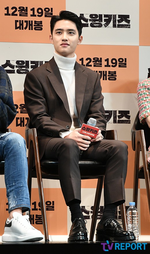 D.O. of the group EXO is smiling at the production report of the movie Swing Kids (director Kang Hyung-chul) held at COEX Artium in Samsung-dong, Gangnam-gu, Seoul on the morning of the 12th.Swing Kids starring D.O., Park Hye-soo, Jared Grimes, Oh Jung-se and Kim Min-ho of the group EXO will be released on the 19th of next month as a film depicting the birth of the heartbreaking birth of Swing Kids, a group of Ojijijol dancers who are united in 1951 with passion for dance.