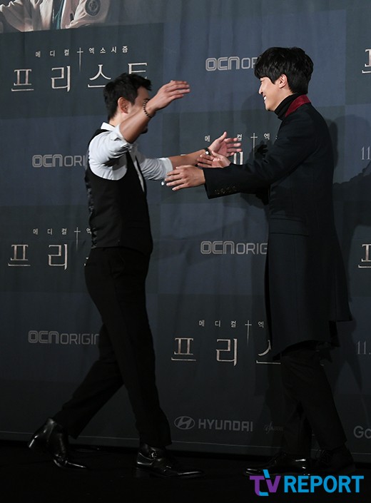 Actor Park Yong-woo and Yeon Woo-jin attend the OCN TOIL original Priest (directed by Kim Jong-hyun, directed by Mun Manse) production presentation at the Yeouido-dong Conrad Hotel in Yeongdeungpo-gu, Seoul on the afternoon of the 12th.Priest, starring Yeon Woo-jin, Jung Yoo Mi and Park Yong-woo, will be broadcasted on the 24th as a medical exorcism drama of doctors and exorcists who have joined forces to protect precious people in the surrealistic phenomena that take place at the Southern Catholic Hospital in 2018.