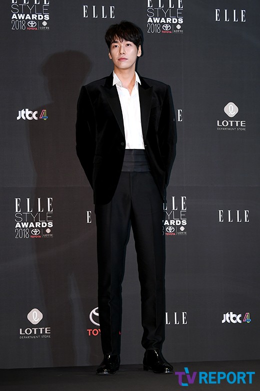 Actor Kim Young-kwang poses at the Elle Style Awards 2018 held at the Grand Intercontinental Seoul Parnas in Samsung-dong, Gangnam-gu, Seoul on the afternoon of the 12th.