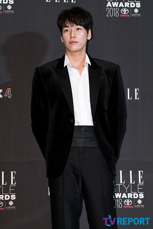 Actor Kim Young-kwang poses at the Elle Style Awards 2018 held at the Grand Intercontinental Seoul Parnas in Samsung-dong, Gangnam-gu, Seoul on the afternoon of the 12th.