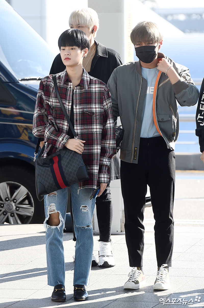 Group Wanna One Lee Dae-hwi and Park Jihoon attended the overseas schedule and left for Thailand through Incheon International Airports Terminal 1 on the morning of the 12th.
