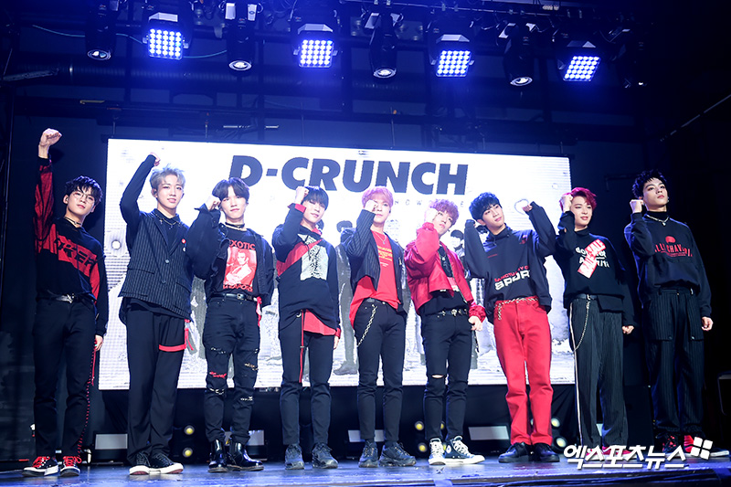 The first Mini album M1112 (4colors) of the group DiCrunch (D-CRUNCH) was held at the Move Hall in Seogyo-dong on the morning of the 12th.Decrunch has photo time on this day.