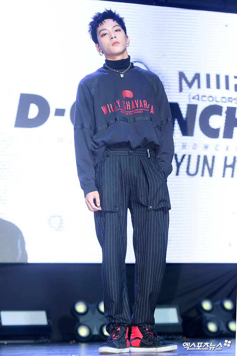 The first Mini album M1112 (4colors) of the group DiCrunch (D-CRUNCH) was held at the Move Hall in Seogyo-dong on the morning of the 12th.Decrunch Hyunho has photo time on this day.