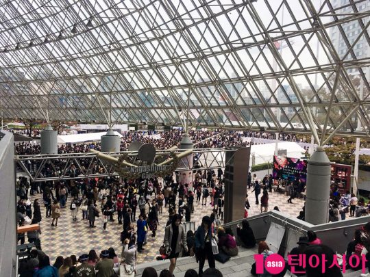 I dont think Ill ever forget the first Tokyo Dome performance with you. Im not going to forget it.Group BTS said at the World Tour Concert Love Yourself (LOVE YOURSELF) held at Tokyo Dome in Bunkyo-gu, Japan at 6 p.m. on the 13th.The first people to enter the Tokyo Dome in five years of deV were enthusiastic about 30 songs for nearly 160 minutes.Filled with visibility limits, 50,000 Amy (ARMY and BTS fan club) responded hotly to BTSs Passion-filled performance.BTS opened its doors to the performance with the title song Idol of Love Yourself-Self Answer released in August, and opened its doors to INED YOU, DANA, FAKE LOVE, FIRE His back was called Japanese.Even though the song Idol was used as a Korean lyrics, the audience followed the song I love it and Jihwaja with a big sound.The individual stage of the members who emphasized different charms also made the atmosphere of the theater even hotter.BTS performed on August 25th and 26th at the Olympic Stadium in Seoul Jamsil Sports Complex, United States of America, UK, Germany, Netherlands and France.The Tokyo Dome Concert was the start of the Japan Dome tour, and also the start of the Asian tour; it was also special for the members.Jimin said, The first showcase in Japan was a small concert hall in Tokyo, and I was surprised that the fans came back then, but I finally came to Tokyo Dome.Other members also recalled the extraordinary meaning of entering the Tokyo Dome.So, the members melted the know-how accumulated during the performance on this day, and burned the Passion so that the clothes were soaked with sweat.He added his ability to grow and relaxed stage manners to improve the completeness of the entire performance.The main and sub stages in the form of T were full, and the protruding stage prepared for the fans of the second and third floor seats was also actively utilized.One song did not lose strength, but the body broke down, danced, breathed with fans, sang and made the Tokyo Dome shake.Above all, BTS had a good mood when talking to the middle-of-the-performance fans, communicating in Japanese, and all the members even exchanged jokes in Japanese and showed off their skillful Japanese skills.Before singing Run, RM said, Lets all jump (JUMP), and fans made a sound with the members jumping high.I want to deliver something to you, Jungkook said. I hid something I wanted to tell Amy somewhere in this theater.Jimin added, Look where youve hidden it. At this point, only a part of the audience on the third floor was lit, and the words I Love You appeared.Jungkook once again shouted I love you and attracted fans impressions.This Tokyo Dome Concert has attracted the attention of not only Japan but also former World.Before the performance, Japan TV Asahi Music Program Music Station canceled its appearance by taking issue with the T-shirts for the liberation of Korea worn by member Jimin last year.The news was widely known by both Korea and Japan as well as former World media, once again proving BTSs World popularity.In particular, some of the offensive () airflow was transmitted through the far-right media in Japan, which forced attention to the Japan Dome tour of BTS in the future.A man was caught protesting one person in front of Suidobashi Station near the actual performance hall, but there was no large-scale protest near the Concert.Rather, among Japan Amy, they are even spreading a kind of movement by posting BTS is ours through SNS.In addition, according to the Japan Oricon Weekly Singles Chart (counting from 5th to 11th) released on the 13th, Fake Love/Air Plain Part 2 released by Japan on the 7th recorded 454,829 points, ranking first.Until the Tokyo Dome heat and the Oricon chart, BTSs popularity in Japan was solid.BTS, who sang the encore song, told the fans what they wanted to say.I felt your love during todays performance, and Ill try to make it the best I can. Jungkook said, I was looking forward to todays performance.I will work hard tomorrow, he said.I cant believe what I dreamed of happening. Im really happy to be performing at the Tokyo Dome. I dont want to forget this, J-Hope said.Jimin said, I think Amy and many other World people would have been surprised and worried, and I feel really sick.We believe we have more opportunities to see, and we will not forget our first Tokyo Dome performance with you today, he said.Im glad to be with Amy. I want Amy to feel happy when she sees us, he added.