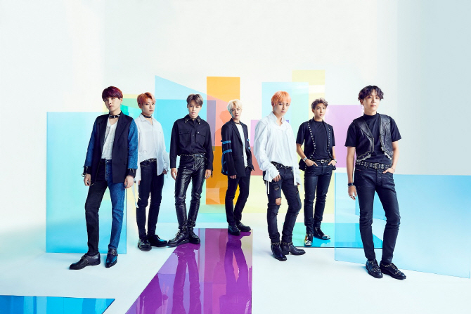 According to the Oricon Weekly Singles Chart (5-11) released on the 13th, BTS ninth single, FAKE LOVE/Airplane pt.2, released on the 7th, recorded 454,829 points and recorded the first place on the weekly singles chart.Big Hit Entertainment, a subsidiary company, said, It is the first time that I have exceeded 400,000 points in the first week of release on the Oricon chart.BTS also released its first place on the Daily Singles Chart on its first day.Equal, first place for six consecutive dayscontinue to do so.BTS has recently confirmed that Japan TV has been suspended and disappeared, but the charts have confirmed that local fans are still on the charts.In addition, BTS will be able to enter the Japan dome tour leading to Osaka Kyocera Dome, Nagoya Dome, Fukuoka Yahooku! Dome starting from Tokyo Dome on the 13th and 14th.BTS single FAKE LOVE/Airplane pt.2 is the first Korean singer to perform the first place in United States of America Billboards 200LOVE YOURSELF Tear FAKE LOVE, Airplane pt.2 Japanese version, FAKE LOVE Japanese version remix, LOVE YOURSELF Answers IDOL remix.kim eun-gu