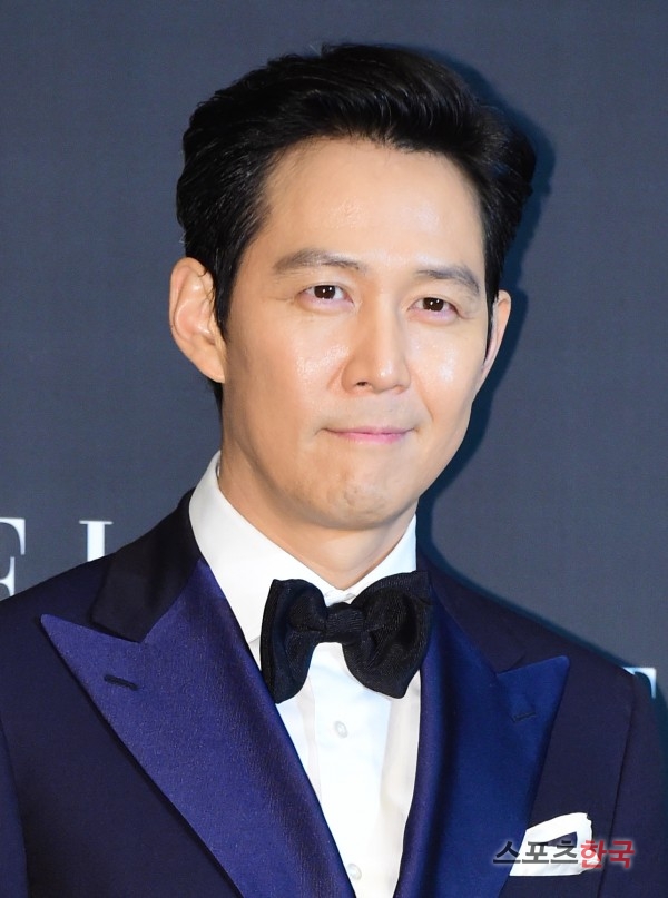 Lee Jung-jae attends the 2018 Elle Style Awards at the Grand Intercontinental Seoul Parnas in Samsung-dong, Gangnam-gu, Seoul on the afternoon of the 12th.At the event, Kim Hee-ae Lee Jung-jae Lee Sun-gyun Son Ye-jin Sandara Park Jang Yoon-ju Sunmi Kim Young-kwang Jang Do-yeon Bae Yoon-young Kim Da-mi Isa Bae Tuple attended.