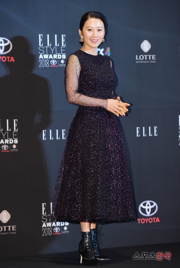 Kim Hee-ae attends the 2018 Elle Style Awards at the Grand Intercontinental Seoul Parnas in Samsung-dong, Gangnam-gu, Seoul on the afternoon of the 12th.Kim Hee-ae Lee Jung-jae Lee Sun-gyun Son Ye-jin Sandara Park Jang Yoon-ju Sunmi Kim Young-kwang Jang Do-yeon Bae Yoon-young Kim Dae-mi Lee Sabae Tuple attended the event.
