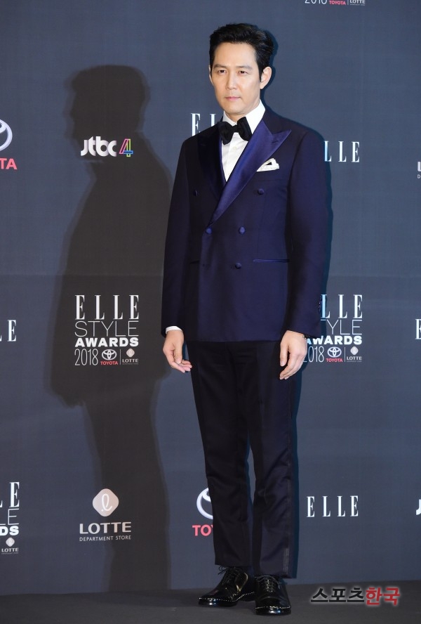 Lee Jung-jae attends the 2018 Elle Style Awards at the Grand Intercontinental Seoul Parnas in Samsung-dong, Gangnam-gu, Seoul on the afternoon of the 12th.At the event, Kim Hee-ae Lee Jung-jae Lee Sun-gyun Son Ye-jin Sandara Park Jang Yoon-ju Sunmi Kim Young-kwang Jang Do-yeon Bae Yoon-young Kim Da-mi Isa Bae Tuple attended.