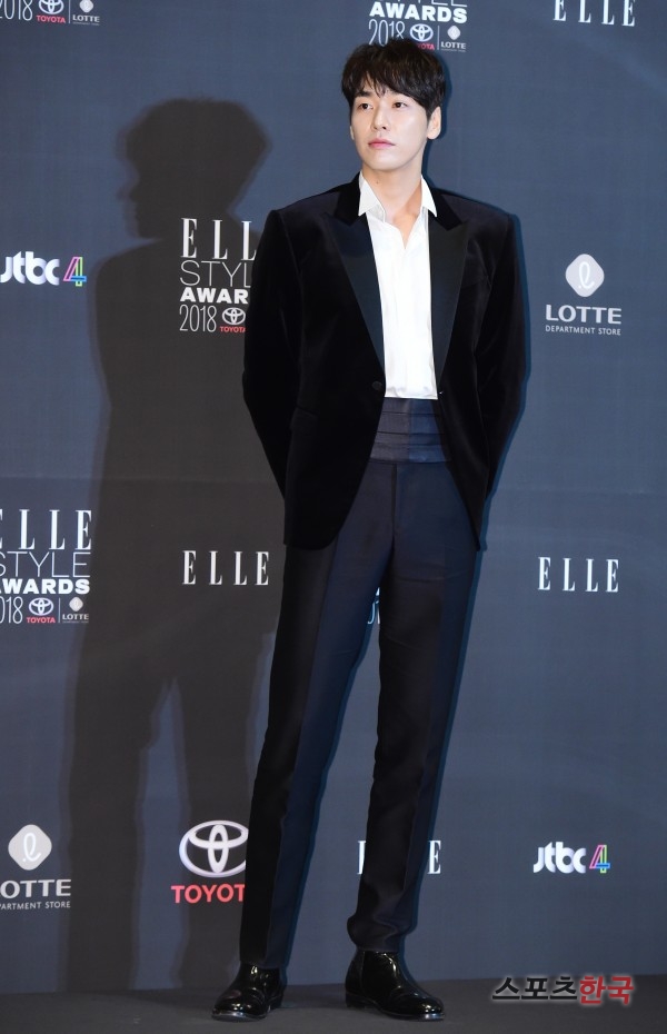 Kim Young-kwang attends the 2018 Elle Style Awards at the Grand Intercontinental Seoul Parnas in Samsung-dong, Gangnam-gu, Seoul on the afternoon of the 12th.At the event, Kim Hee-ae Lee Jung-jae Lee Sun-gyun Son Ye-jin Sandara Park Jang Yoon-ju Sunmi Kim Young-kwang Jang Do-yeon Bae Yoon-young Kim Dae-mi Lee Sabae Tuple attended.