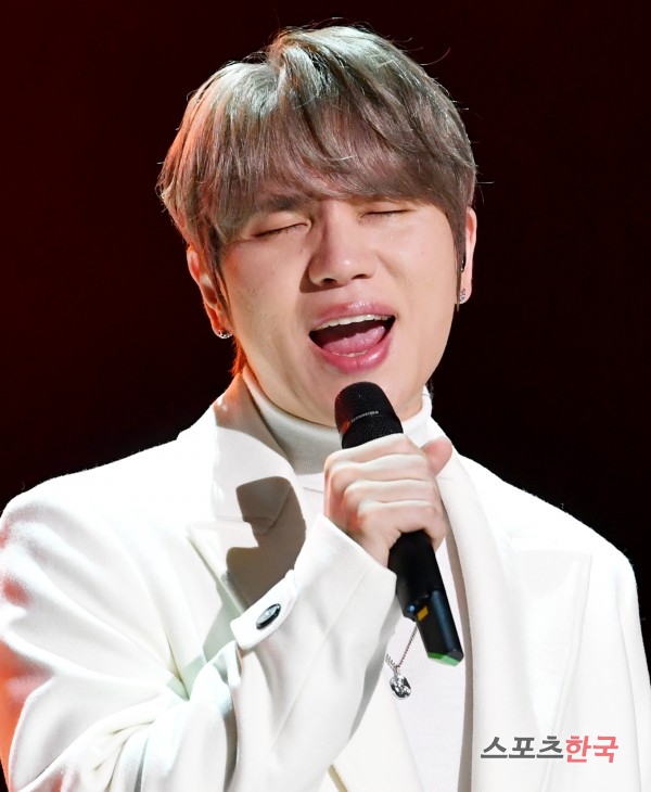 Singer K.Will is performing on the stage of The Show held at SBS prism tower in Sangam-dong, Mapo-gu, Seoul on the afternoon of the 13th.On this day, K.Will Monsta X Gugudan Chae Yeon Wikimiki Seo In Young MXM Mighty Mouse Promise Nine Kim Dong Han JBJ95 Golden Child 14U Decrunch Eyes One Eighties H.U.B Top Secret and others took the stage.