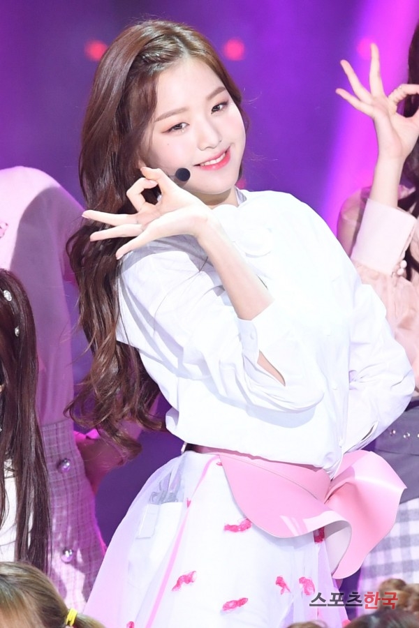 IZ*ONE Jang Won-young is performing on the stage of The Show held at SBS prism tower in Sangam-dong, Mapo-gu, Seoul on the afternoon of the 13th.On the day of The Show, K-Will Monsta X Gugudan Chae Yeon Wikimiki Seo In-young MXM Mighty Mouse Promise Nine Kim Dong-han JBJ95 Golden Child 14U Decrunch IZ*ONE ETIZ H.U.B Top Secret and others came on stage.