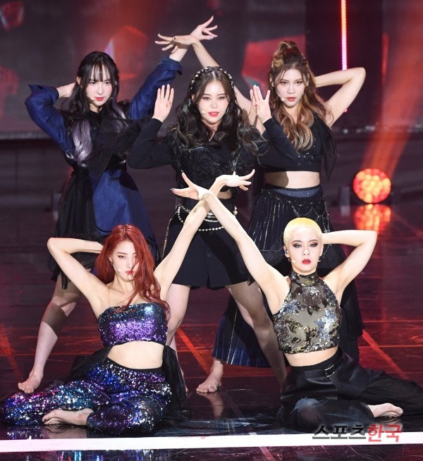 H.U.B is performing on the stage of The Show held at SBS prism tower in Sangam-dong, Mapo-gu, Seoul on the afternoon of the 13th.On the day of The Show, K-Will Monsta X Gugudan Chae Yeon Weki Meki Seo In-young MXM Mighty Mouse Promise Nine Kim Dong-han JBJ95 Golden Child 14U Decrunch IZ*ONE ETIZ H.U.B Top Secret and others took the stage.
