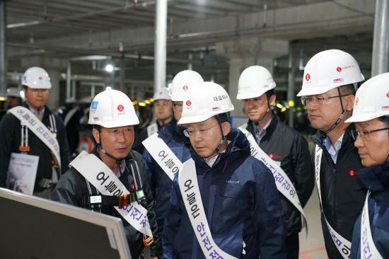 하석주 대표이사가(앞에서 두 번째) 현장소장에게 현장 브리핑을 듣고 있다.