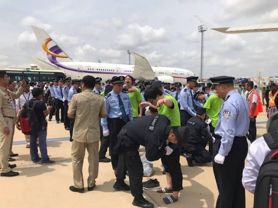 지난달 중국인 보이스피싱 일당 남녀 91명이 프놈펜국제공항에서 추방되기 전 중국에서 온 공안과 특경에게 몸수색을 받고 있다.