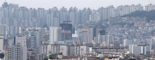 정부의 부동산 대책 이후에도 오름세를 보이고 있는 도봉구 일대 아파트 단지 모습.      연합뉴스