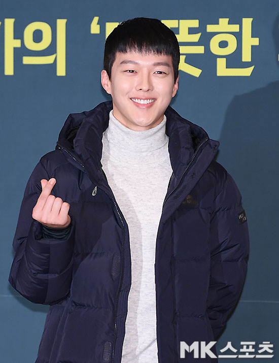 Actor Jang Ki-yong attended the ceremony for the 2018 warm world campaign Warm Padding held at Boots UK in Jung-gu, Seoul on the morning of the 13th.Jang Ki-yong posing with a bright expression.