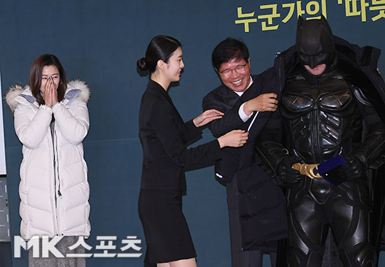 Actor Jun Ji-hyun attended the ceremony for the 2018 warm world campaign Warm Padding held at Boots UK in Seoul Jung-gu on the morning of the 13th.Jun Ji-hyun smiles brightly as the CEO Lee Sun-hyo sees padding to Batmans deputy.