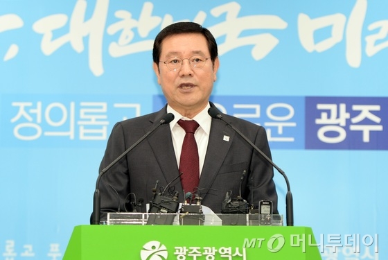 이용섭 광주시장이 12일 광주시청 브리핑룸에서 기자회견을 통해 "공론화위원회의 권고안을 수용해 광주 도시철도 2호선 건설을 속도감있게 추진하겠다"는 입장을 밝히고 있다. /사진=뉴스1