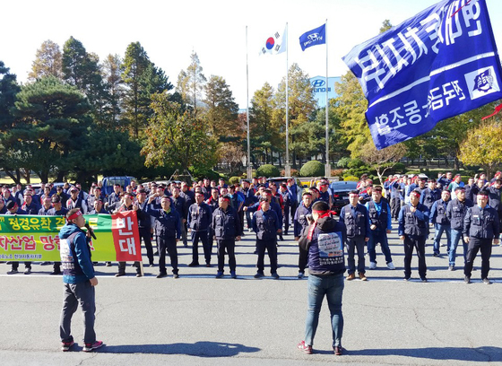 금속노조 현대자동차지부 조합원들이 지난달 31일 오전 현대자동차 울산공장 본관앞에서 긴급 노조 항의집회를 하고 있다. /사진=뉴스1