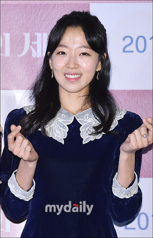 Actor Cho Soo-hyang poses at the premiere of the film Girls World (director Ahn Jung-min) and conferences at CGV Seoul Yongsan on the morning of the 13th.The movie Girls World featured a growing period of teenage girls who started a special story with their first love that they wanted to be their own secret. It is scheduled to open on November 29th.