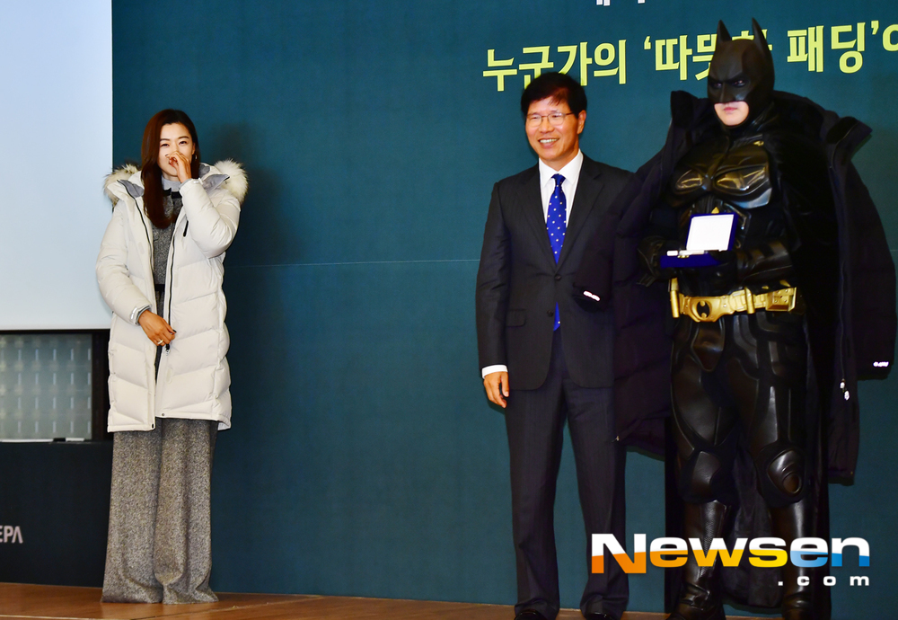 The Warm Padding Delivery Ceremony event with Actor Jun Ji-hyun and Jang Ki-yong was held at the Oaked Room of Westin Chosun Hotel in Sogong-dong, Seoul, on the morning of November 13th.Jun Ji-hyun attended the day.Jang Gyeong-ho