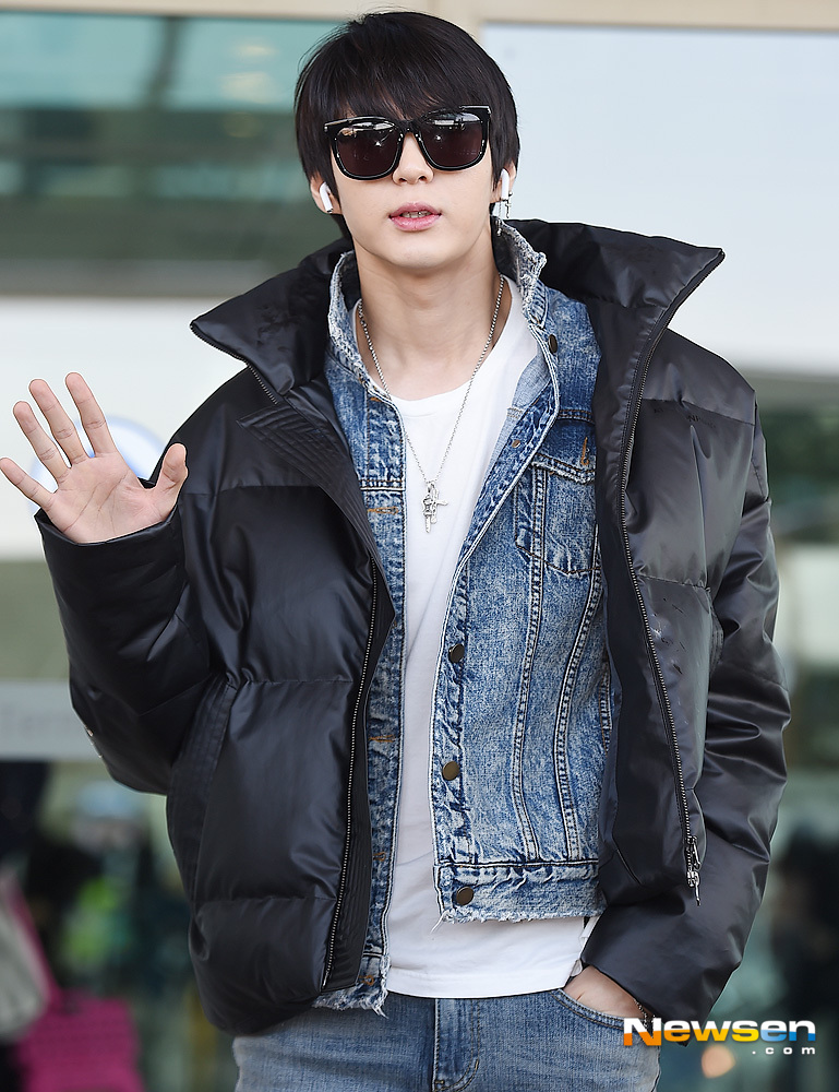 Singer VIXX (VIXX) Mr. Leo was departed to Russia through the Incheon International Airport in Unseo-dong, Jung-gu, Incheon, on November 13th at noon.VIXX Mr. Leo poses as he heads to Departure Golden Gate Bridge on the day.useful stock