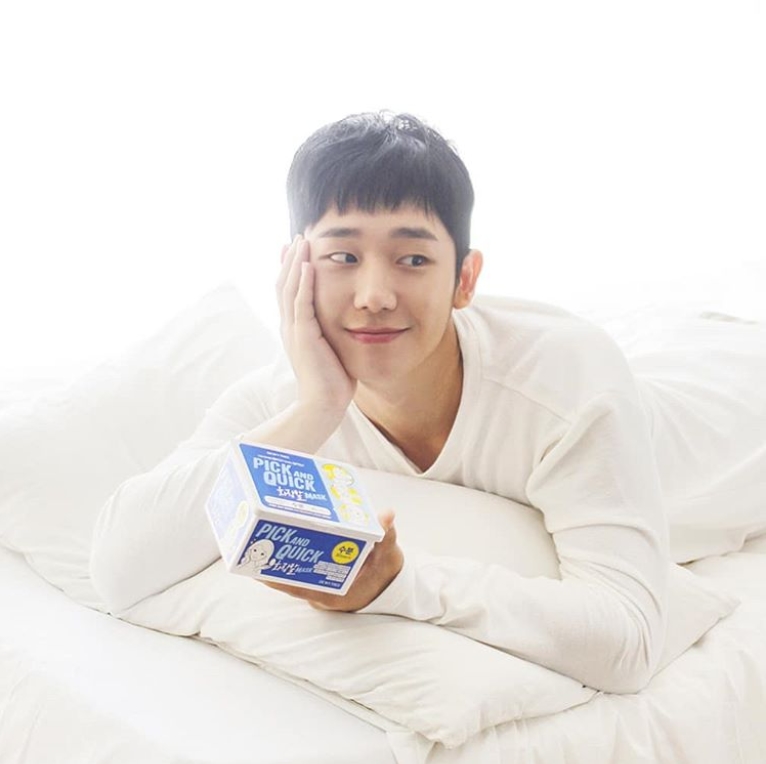 Actor Jung Hae In has released a behind-the-scenes photo of AD shooting.Jung Hae In posted a picture on his instagram on November 13th.The picture shows Jung Hae In, who is dressed in white tees, lying on top of the bed; Jung Hae In has a playful smile with her chin on.Jung Hae Ins blemishes-free white-oak skin stands out.Fans who responded to the photos responded such as Beautiful looks living alone in the world, It is so beautiful and Skin handsome Haiin.delay stock