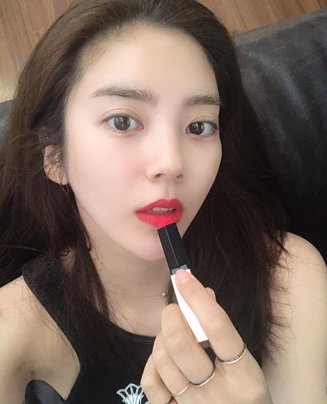 Son Dam-bi has unveiled a close Selfie without humiliation.Son Dam-bi posted a Selfie on her Instagram on November 13. In the photo, Son Dam-bi is wearing sensual red Lipstick and showing off her beauty.The netizens who saw this Commented, It gets more and more beautiful when you go, What is the color of Lipstick that can not be digested, and It is a beauty without humiliation even if you take it near.pear hyo-ju