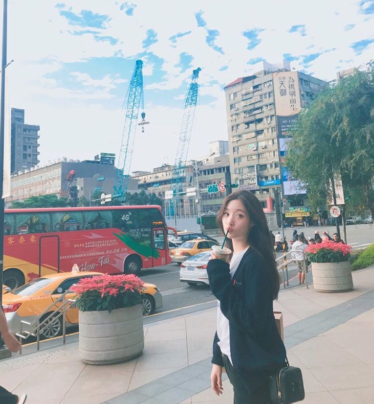 Group DIA member Jung Chae-yeon has unveiled his relaxed time at Taiwan.Jung Chae-yeon posted a photo on his Instagram on November 13 with an article entitled Taipei.Inside the picture was a picture of Jung Chae-yeon drinking coffee on the street of Taiwan Taipei.Jung Chae-yeon stares at the camera with a clear smile: Jung Chae-yeons immaculate skin, which suits the human cherry blossom modifier, further doubles its pure charm.The fans who responded to the photos responded such as Welcome to Taiwan, Pretty, The person is so beautiful that I can not see the background.delay stock