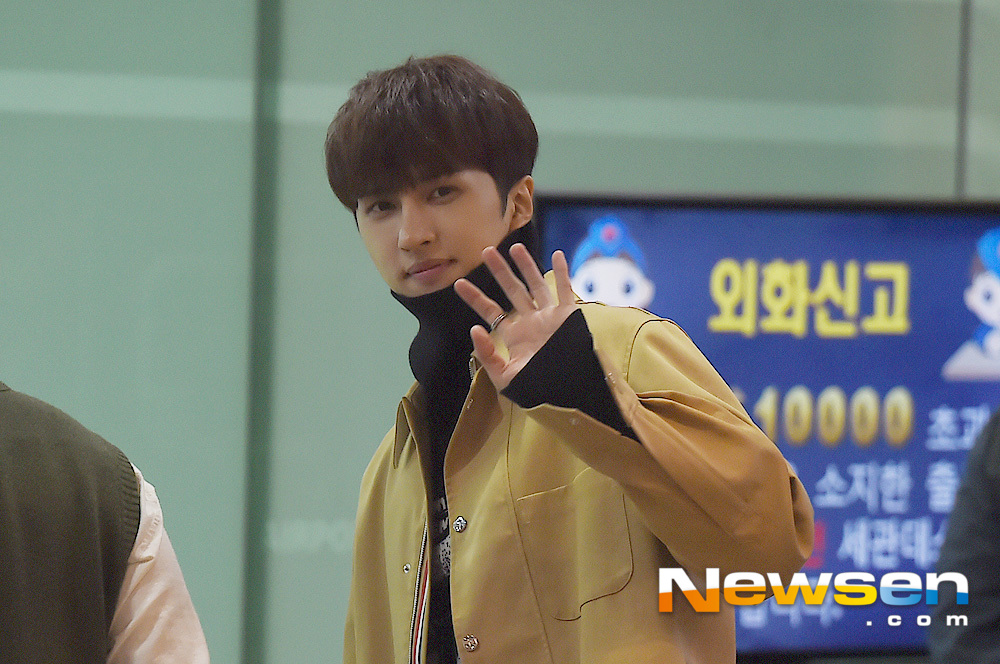 Singer VIXX Ken left for Japan Osaka on November 13th through Gimpo International Airport in Gangseo-gu, Seoul, on a schedule for musical Light Chlorine or Other Japan performance.VIXX Ken is greeting his hand before leaving the country.