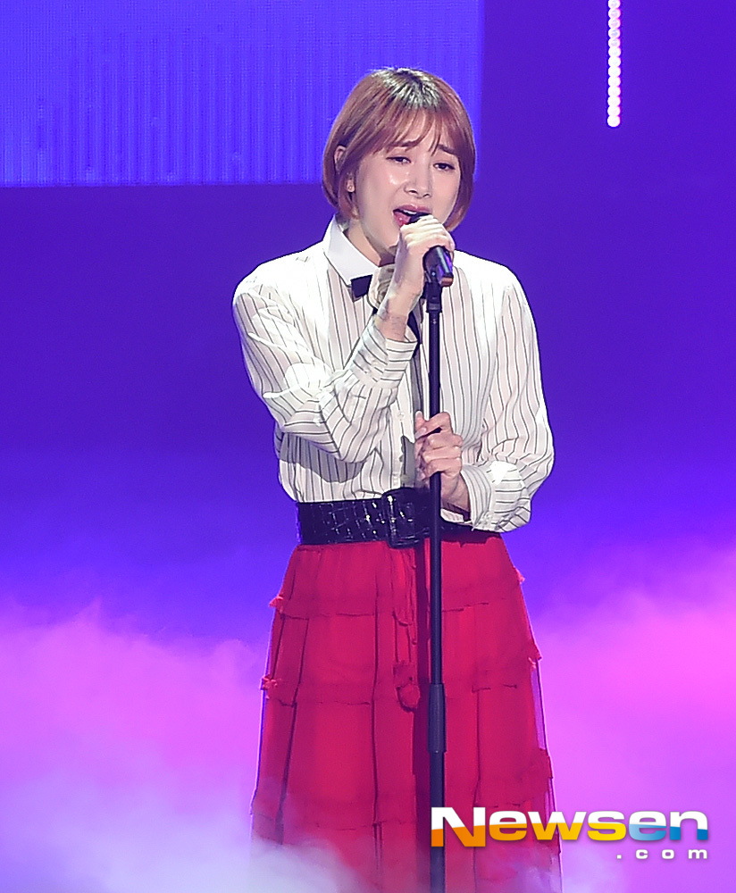 Singer Seo In-young is singing at SBS MTV The Show live broadcast at SBS Prism Tower in Sangam-dong, Mapo-gu, Seoul, on the afternoon of November 13.On the other hand, The Show on the same day includes K-Will, Monsta X, Gugudan, Chae Yeon, Wikimikki, Seo In-young, MXM, Mighty Mouse, Promis Nine (fromis_9), Kim Dong-han, JBJ95, Golden Child, 14U, Decrunch, IZ*ONE, H.U.B. and Top Secret.useful stock
