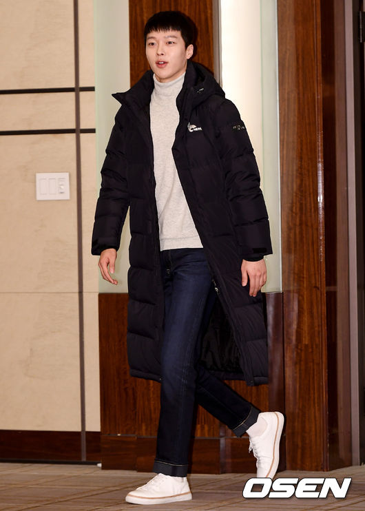 Jun Ji-hyun and Jang-yong, a warm world campaign Warm Fighting Party ceremony was held at the Ochid Room of the Western Chosun Hotel in Seoul, Sogong-dong, Jung-gu, Seoul on the 13th.Actor Jang Ki-yong is entering the scene.
