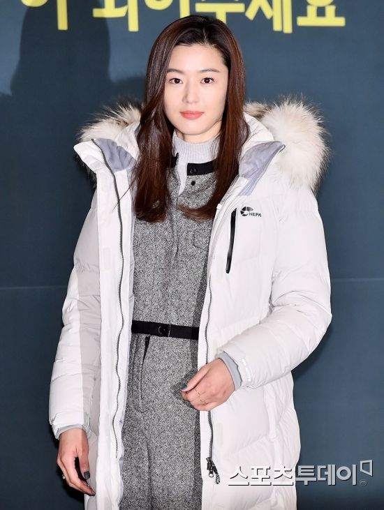 Actor Jun Ji-hyun poses at the padding ceremony of Thes Warm World Campaign held at the Westin Chosun Hotel in Jung-gu, Seoul on the morning of the 13th.