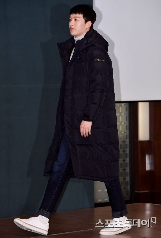Actor Jang Ki-yong poses at the padding ceremony of Nepas Warm World Campaign held at the Westin Chosun Hotel in Jung-gu, Seoul on the morning of the 13th. November 13, 2018.
