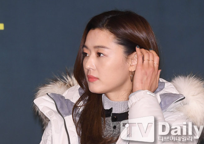 Actor Jun Ji-hyun smiles at The Warm World Campaign held at the Westin Chosun Hotel in Seoul, Jung-gu on the morning of the 13th.jun ji-hyeun