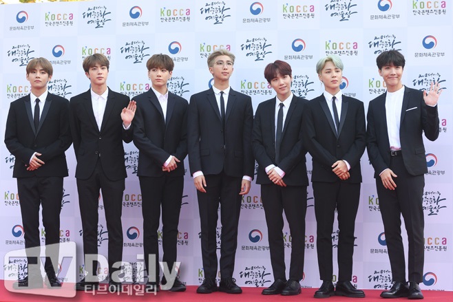 Group BTS is showing strong popularity in the local area even in Japans check.The ninth single Fake Love / Airplane Part Two (FAKE LOVE / Airplane pt.2) by BTS (RM, Sugar, Jean, J-Hope, Jimin, V, Jungkook) was released on the Japan Oricon Weekly Singles Chart, which was released on Thursday.The record was recorded from May 5 to 11, and the album released on Japan on July 7 was 454,829 points.BTS is the first overseas The Artist to surpass 400,000 points in the first week of release.They also posted the first place on the Daily Singles chart on the first day of releaseIt has been popular for the sixth consecutive day and has been popular March.This achievement has a great significance because BTS has proved its strong popularity even in the recent relay boycott of Japan Broadcaster.BTS was informed on the 9th that it would suddenly suspend its appearance in the face of Japan TV Asahis appearance on Music Station (hereinafter referred to as Mste).The production team announced on the official website that Jimin was wearing a t-shirt design that caused the ripple and delayed the appearance.The clothes that started the problem are the Livetime T-shirt that Jimin wore at United States of America last year.This dress contains English words and photographs that mean our history, patriotism, Korea, and liberation.As a result, BTS has been notified of the cancellation of unilateral appearances in programs such as NHK Hongbaek Gapjeon and Fuji TV FNS Song Festival starting with Mste.Japans media outlets have been keen to scratch K-pop, reporting that BTS will be hit hard by the controversy.BTS is considered to be the most influential K-pop idol in the world music market.As a result, K-pops popularity is becoming more and more overheated, and various Korean Wave contents are attracting attention.On the other hand, J-pop is relatively neglected, so the movement of checks in Japan is getting bigger.As such, the view and neck sound of checking BTS in Japan is growing, and the popularity of BTS in ITZY is still strong.Charts first place all albums released from 2015 to this singleHe continued to win the victory March.BTS will begin its Love Yourself dome tour concert today (13th) and 14th at Tokyo Dome, and at four domes including Osaka Kyocera Dome, Nagoya Dome and Fukuoka Yahoo Cudome.The dome tour will meet a total of 380,000 audiences; the ticket is already sold out in full.Interest in BTS is so hot that Amy who wants to buy a ticket for local money appear.The Dome Tour, which only teams that enjoy the best popularity, was held in five years after the DeV. It is an amazing BTS that proves their value to any check or jersey.