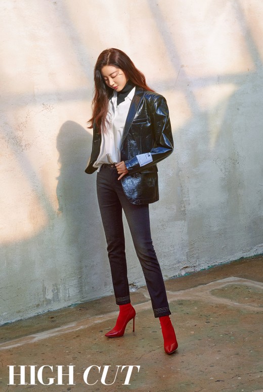 Actor Kim Sa-rang released the picture.The Straight fit jeans without any hesitation saved Kim Sa-rangs extraordinary legs.It has a classic checkered jacket, elegant look with a Warm cardigan, and a chic look with a unique outer material.Kim Sa-rang also showed a sense of decorating his pants with trendy Sox boots, ankle boots, and clean pumps.
