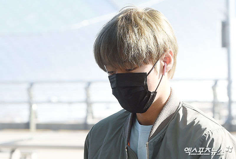 Group Wanna One Park Jihoon departed for Thailand through Incheon International Airports Terminal 1 on the morning of the 12th.