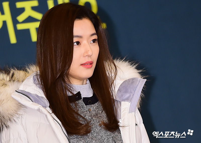 Actor Jun Ji-hyun, who attended the The Warm World Campaign held at the Westin Chosun Hotel in Sogong-dong, Seoul on the morning of the 13th, has photo time.