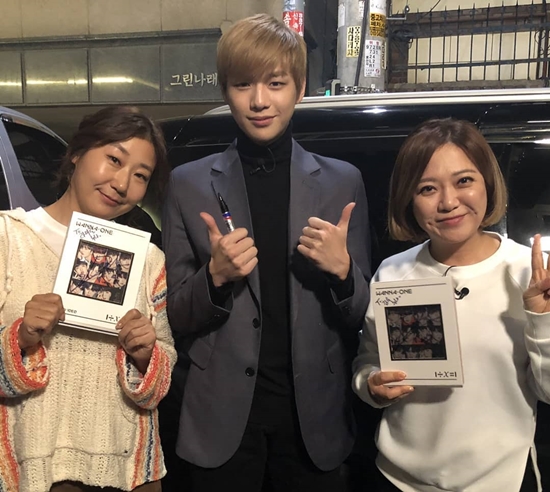 Gagwoman Kim Sook has unveiled a delightful authentication shot with Ra Mi-ran and Wanna One Kang Daniel.On the 12th, Kim Sook posted several photos on his instagram with a short phrase Sungdeok.The photo he released was a picture of enjoying dinner with Kang Daniel, who appeared on TVN Weekend User Manual broadcast on the 11th.Kang Daniel in the photo presents Wanna One signed CD to Ra Mi-ran and Kim Sook who treated him perfectly to dessert as well as meat.Also, Kim Sook has ordered a cake and the three people are posing affectionately.Ra Mi-ran, known as a fan of Kang Daniel in particular, is smiling with a cute camera filter with Kang Daniel, and boasts a true sincerity aspect.When the photo was released, the netizens responded, I envy you two too much, Thank you for serving delicious food to Kang Daniel, and I really enjoyed the broadcast.Meanwhile, Kim Sook and Ra Mi-ran are appearing on Weekend User Manual.Photo = Kim Sook Instagram