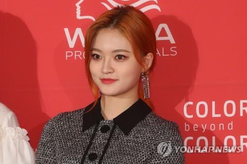 According to the music industry on March 13, some gave up the test to concentrate on entertainment activities, but there are many Idols who go to the test center, saying that they will take care of their studies.Representative Idols heading to the test center this year include Wikimikki Choi Yoo-jung, Lua, DIA Sommy, Stray Kids Seungmin and Hyunjin, Aizuwon Kim Chaewon, Promis Nine Lee Chae Young, Golden Child Choi Bomin, The Boyz Sunwoo and bow, Girls of the Month Heejin and Hyunjin.Except for Choi Yoo-jung, who was born in 1999, all were born in 2000.Wikimikki released her first single album, Kiss Kicks (KISS KICKS) in October, and DIA reportedly did not miss her studies in August while having a breathtaking day with her mini-fourth album, Summer Ade (Summer Ade) title song Woo Woo activity.Some stars have already decided to go to college.Kim Hyang Gi, who swept Asia with the movie With God, passed the Occasional screening of Hanyang Universitys Theater and Film Department.Actor Kim Sae-ron and ice cream brand Baskin Robbins model, Jung Da-bin, who took a snow stamp from his childhood, and Kim Hyun-soo, who debuted the movie Crucible, became alumni of Chung-Ang Universitys theater film.Some gave up on college early on.Wanna One Bae Jin-young decided to concentrate on his first regular album 111=1 (POWER OF DESTINY) released on the 19th.Wanna One has previously toured 14 cities around the world and was ahead of the break-up early next year.TWICE Chae Young does not play the SAT. TWICE, which celebrates its third anniversary, will be on the mini 6th album YES OR YES on the 5th.In addition, the NCT Dreams Haechan, Geno and Jaemin also skip the SAT.Kim Hyang Gi and Kim Sae-ron pass Ocasional