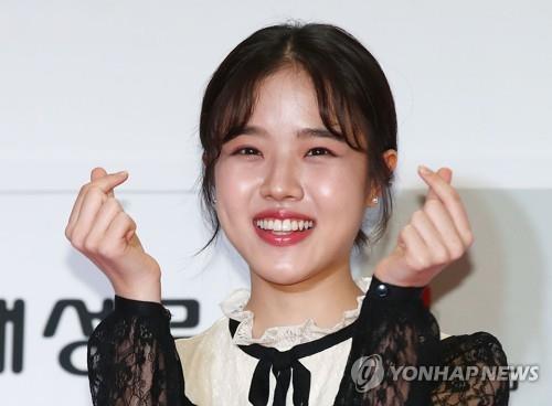 According to the music industry on March 13, some gave up the test to concentrate on entertainment activities, but there are many Idols who go to the test center, saying that they will take care of their studies.Representative Idols heading to the test center this year include Wikimikki Choi Yoo-jung, Lua, DIA Sommy, Stray Kids Seungmin and Hyunjin, Aizuwon Kim Chaewon, Promis Nine Lee Chae Young, Golden Child Choi Bomin, The Boyz Sunwoo and bow, Girls of the Month Heejin and Hyunjin.Except for Choi Yoo-jung, who was born in 1999, all were born in 2000.Wikimikki released her first single album, Kiss Kicks (KISS KICKS) in October, and DIA reportedly did not miss her studies in August while having a breathtaking day with her mini-fourth album, Summer Ade (Summer Ade) title song Woo Woo activity.Some stars have already decided to go to college.Kim Hyang Gi, who swept Asia with the movie With God, passed the Occasional screening of Hanyang Universitys Theater and Film Department.Actor Kim Sae-ron and ice cream brand Baskin Robbins model, Jung Da-bin, who took a snow stamp from his childhood, and Kim Hyun-soo, who debuted the movie Crucible, became alumni of Chung-Ang Universitys theater film.Some gave up on college early on.Wanna One Bae Jin-young decided to concentrate on his first regular album 111=1 (POWER OF DESTINY) released on the 19th.Wanna One has previously toured 14 cities around the world and was ahead of the break-up early next year.TWICE Chae Young does not play the SAT. TWICE, which celebrates its third anniversary, will be on the mini 6th album YES OR YES on the 5th.In addition, the NCT Dreams Haechan, Geno and Jaemin also skip the SAT.Kim Hyang Gi and Kim Sae-ron pass Ocasional