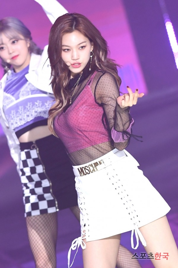 Weki Meki Kim Do-yeon is performing on the stage of The Show held at SBS prism tower in Sangam-dong, Mapo-gu, Seoul on the afternoon of the 13th.On the day of The Show, K-Will Monster X Gugudan Chae Yeon Weki Meki Seo In Young MXM Mighty Mouse Promise Nine Kim Dong Han JBJ95 Golden Child 14U Decrunch Eyes One ETIZ H.U.B Top Secret and others came on stage.