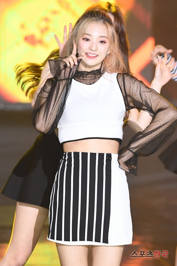 Fromis 9 Lee Na-gyung is performing on the stage of The Show held at SBS prism tower in Sangam-dong, Mapo-gu, Seoul on the afternoon of the 13th.On the day of The Show, K-Will Monsta X Gugudan Chae Yeon Wikimiki Seo In-young MXM Mighty Mouse Fromis 9 Kim Dong-han JBJ95 Golden Child 14U Decrunch Izone ETIZE H.U.B Top Secret and others came on stage.