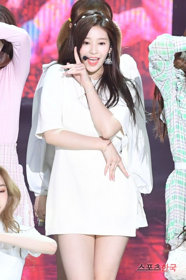 IZ*ONE Kim Min-joo is performing on the stage of The Show held at SBS prism tower in Sangam-dong, Mapo-gu, Seoul on the afternoon of the 13th.On the day of The Show, K-Will Monster X Gugudan Chae Yeon Wikimiki Seo In-young MXM Mighty Mouse Promise Nine Kim Dong-han JBJ95 Golden Child 14U Decrunch IZ*ONE ETIZ H.U.B Top Secret and others came on stage.