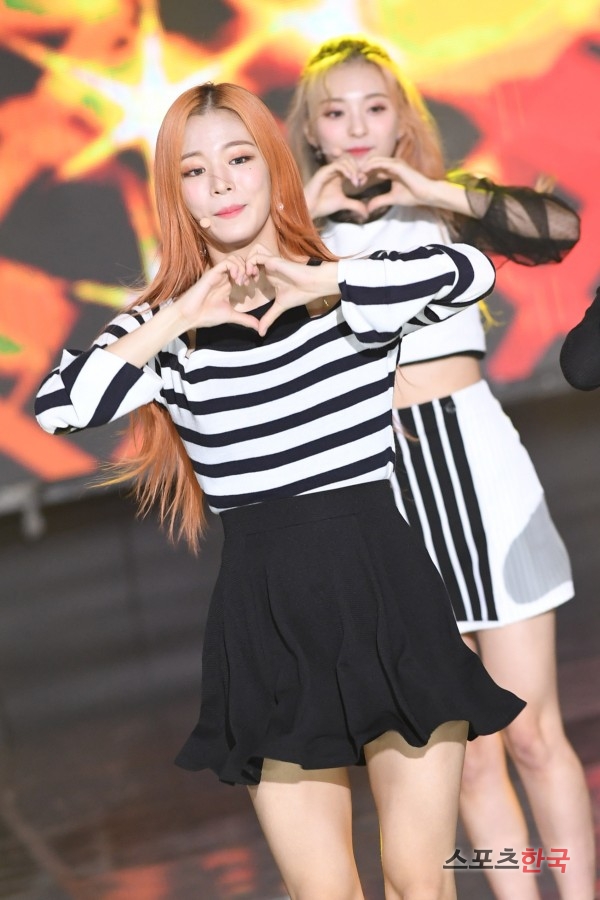 Fromis 9 Lee Chaeyoung is performing on the stage of The Show held at SBS prism tower in Sangam-dong, Mapo-gu, Seoul on the afternoon of the 13th.On the day of The Show, K-Will Monsta X Gugudan Chae Yeon Wikimiki Seo In-young MXM Mighty Mouse Fromis 9 Kim Dong-han JBJ95 Golden Child 14U Decrunch Izone ETIZE H.U.B Top Secret and others came on stage.